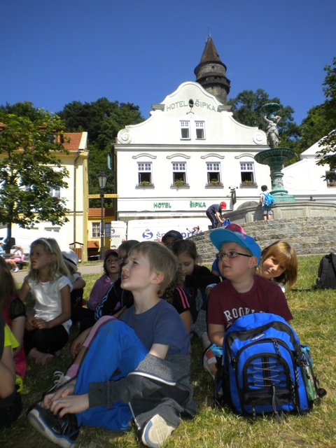 7.Děti poslouchají pověsti o Štramberku