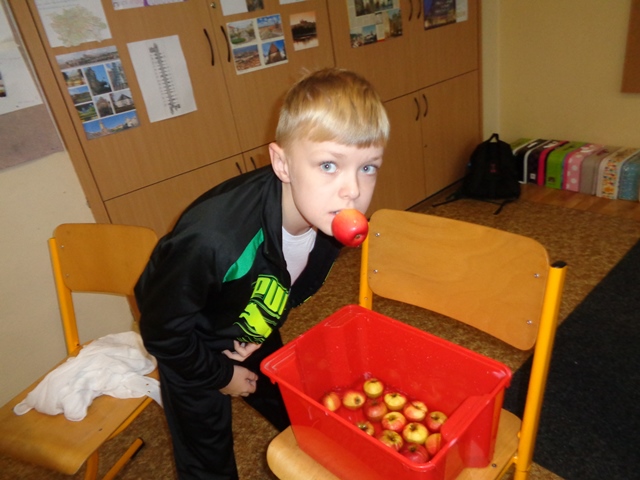 11. Naše tradiční hra apple boobing a Marek.