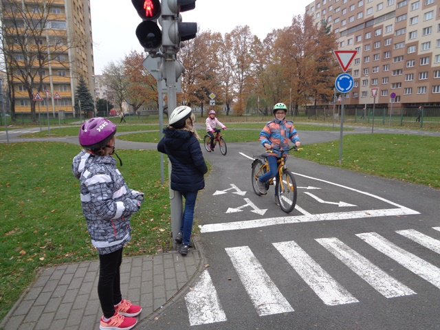 7. Verča vzorně zastavuje.