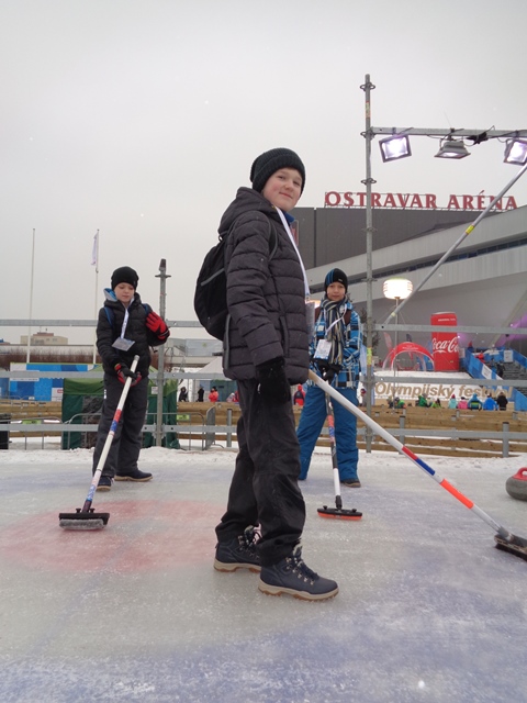 10. Adam, Marek a Adam hraji curling.